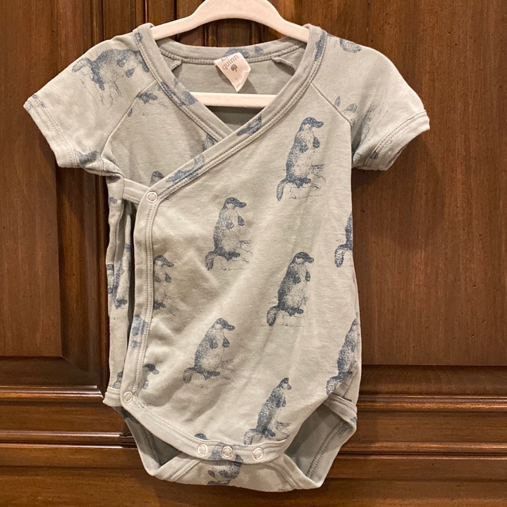 Kate quinn short sleeved platypus bodysuit 6-12 months excellent condition